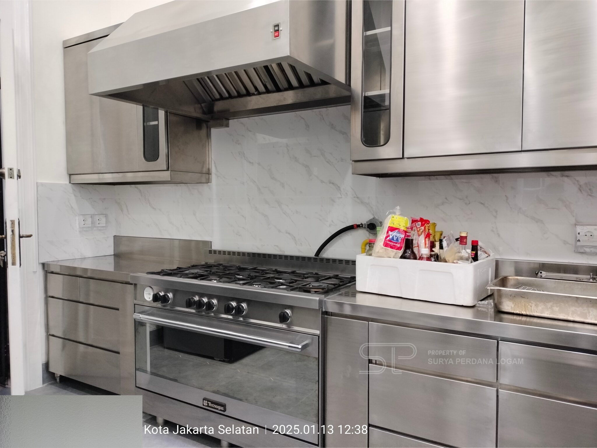 Dapur Minimalis Modern: Mengapa Elemen Stainless Steel Memegang Peran Penting?
